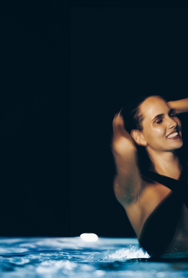 السباحة ليلاً تحت النجوم: أحدث التجارب الملهمة من "سال" في جميرا برج العرب