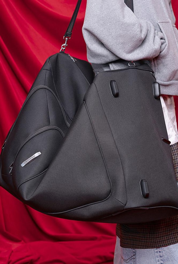  شنط سبور كبيرة من Balenciaga