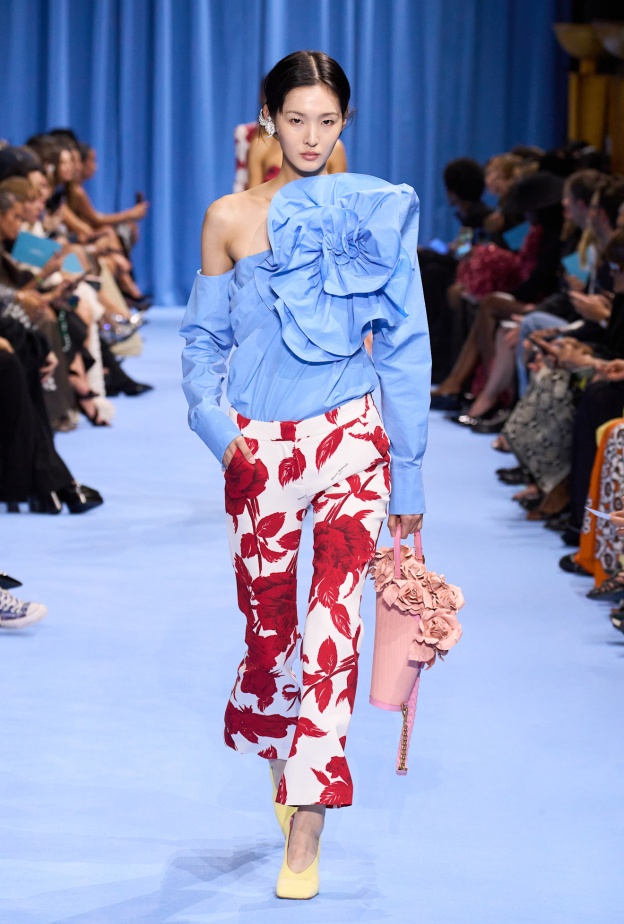 النقشات المطبعة بالورود موضة لا يمكن مقاومتها مع البناطيل