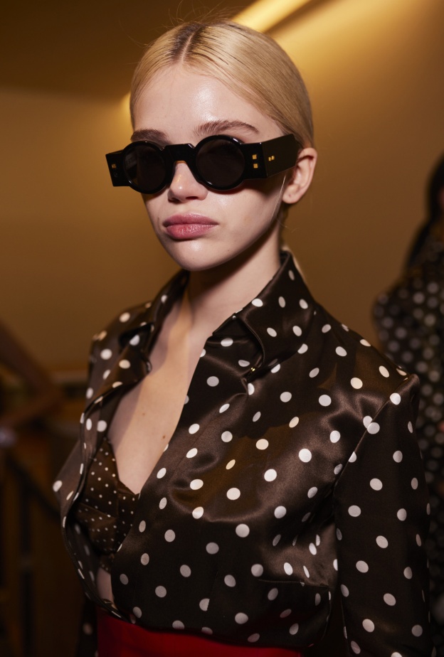 صيحة النظارات الشمسية السوداء رفيقك الدائم في إطلالات الصيف