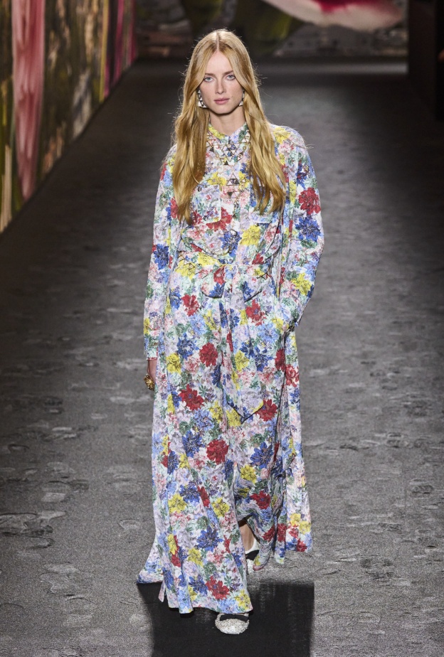 أأفكار غير تقليدية لتتألقي في أولمبياد باريس 2024 بفساتين مطبعة بالورود