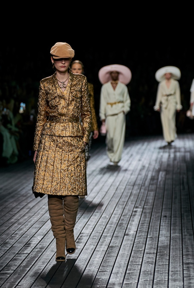 مفاجآت أسبوع الموضة في باريس بالجملة: أليساندرو ميشيل للمرة الأولى على ممشى فالنتينو علامات بدون مصمميها المعتادين وأخرى تعود بعد غياب