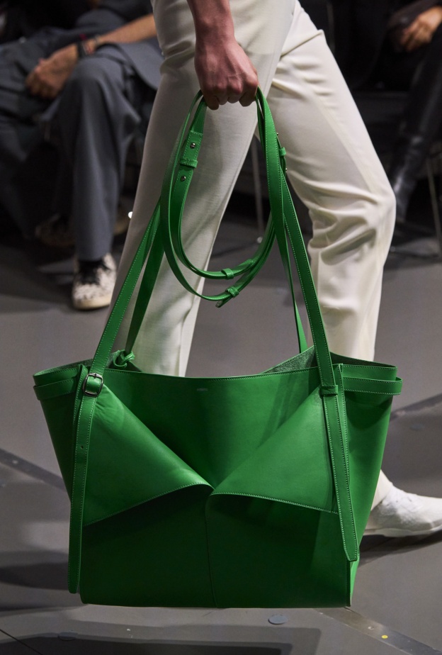 موضة الحقائب الكبيرة رفيقتك الأساسية لحضور مباريات الألعاب الأولمبية عام 2024