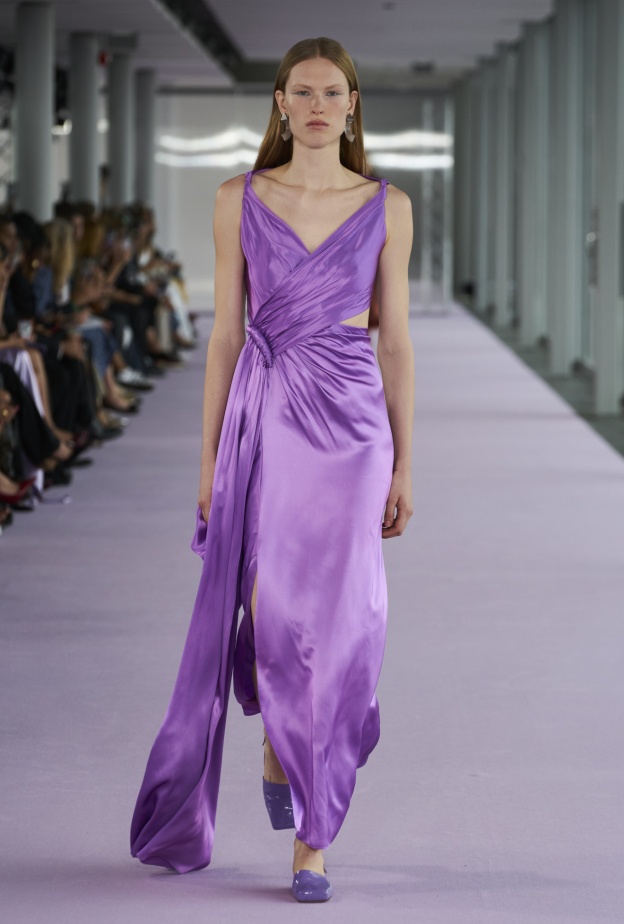 اللون البنفسجي يسيطر على فساتين الصيف