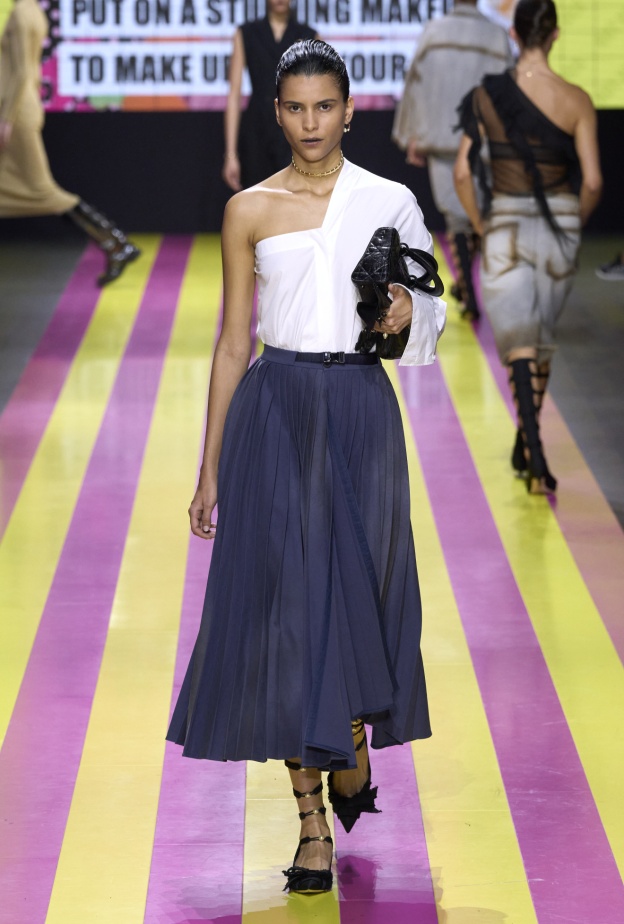 أهمية التنورة البليسيه في خزانة كل امرأة 