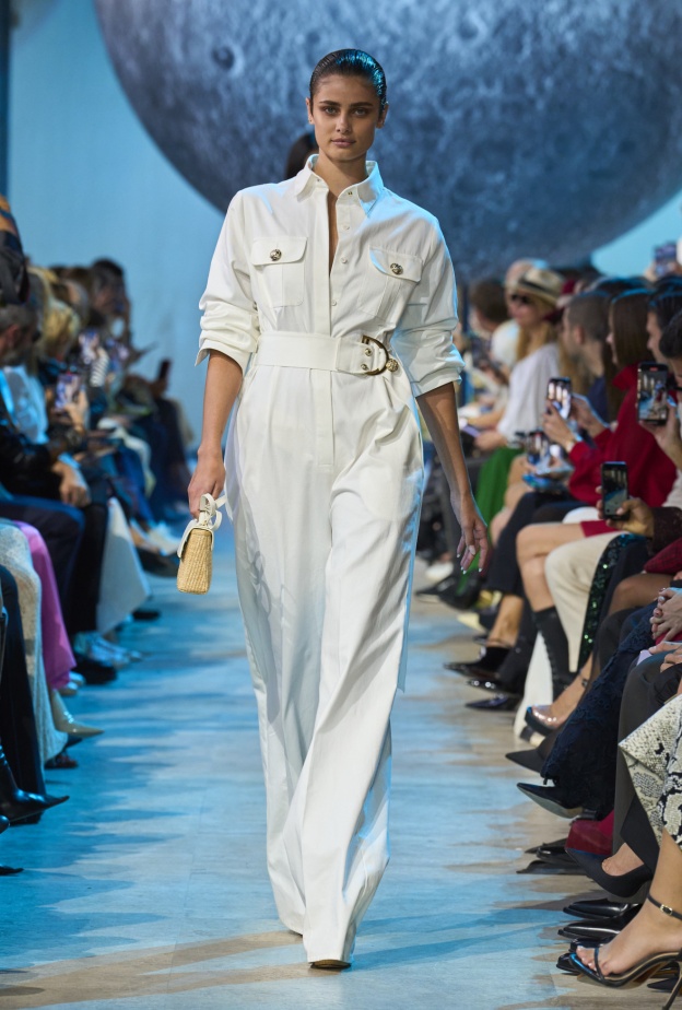 موضة الجمبسوت الأبيض صيحات تمنحك ستايل مختلف في السهرات