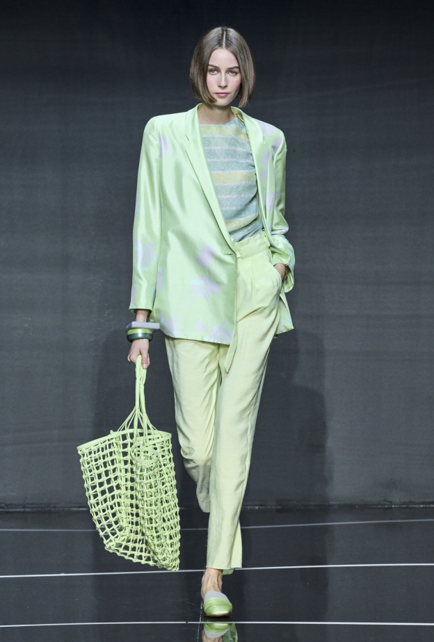 البدلات الخضراء الفاتحة أجدد صيحات الموضة التي لا تزول