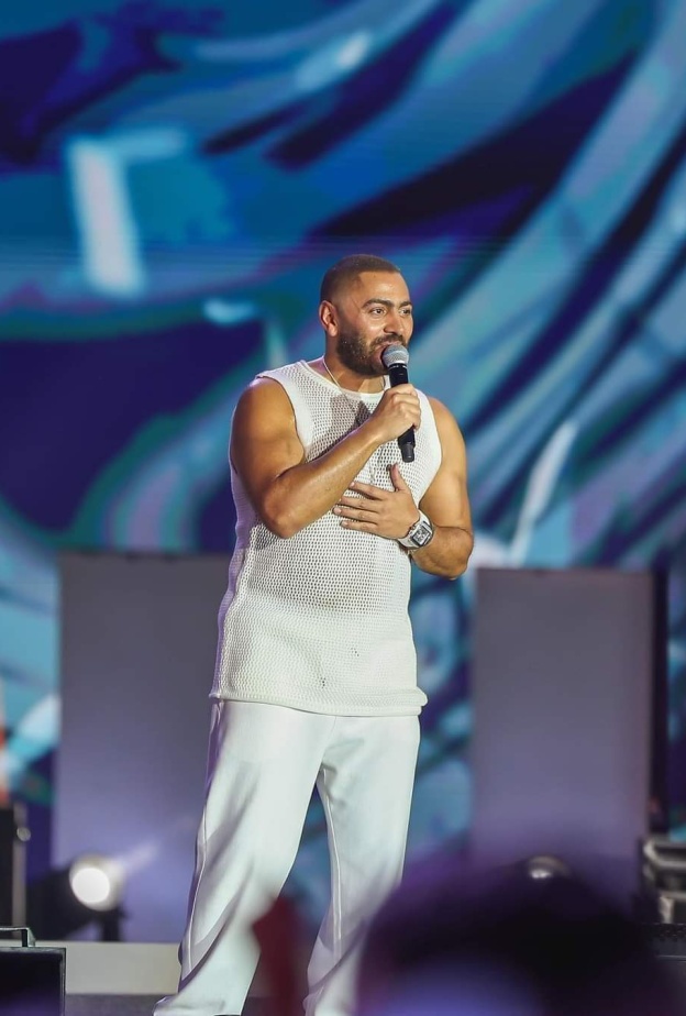 تامر حسني يتألق على المسرح في حفله بمهرجان العلمين 