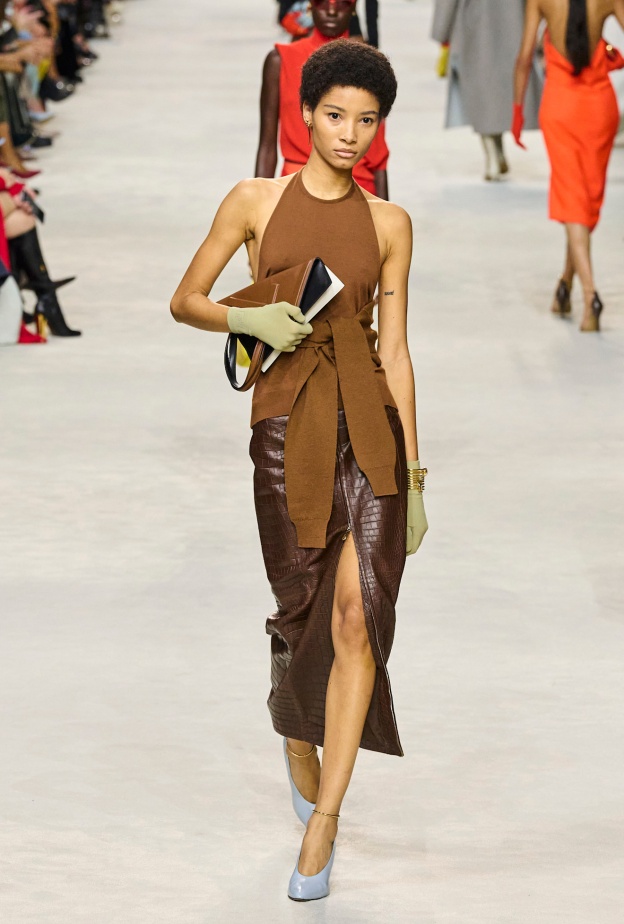 التنورة الجلد نجمة موسم صيف 2024 فكيف تعتمدينها بأجمل الطرق؟