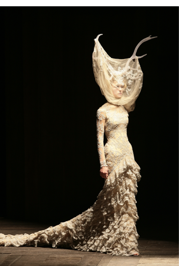 "أكروبات الموضة"... عندما يستعرض مصممو الأزياء عضلاتهم الافتراضية بدفع حدودهم الإبداعية