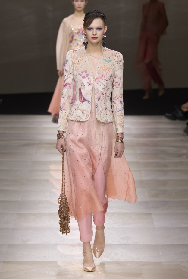 أخطفي الأضواء بموضة البلايزر القصيرة