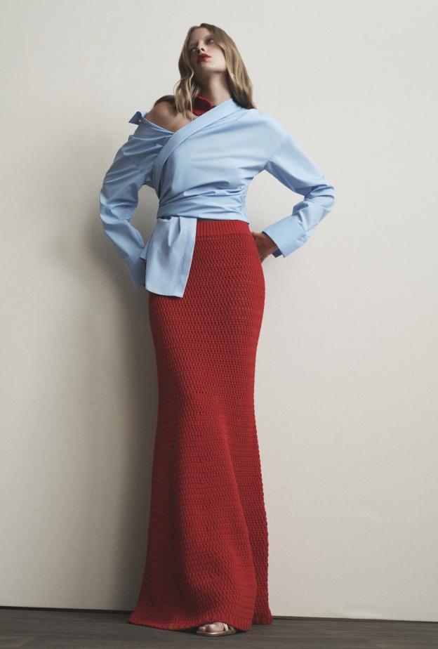 القميص الأزرق يمنحك أناقة متجددة في عالم الموضة