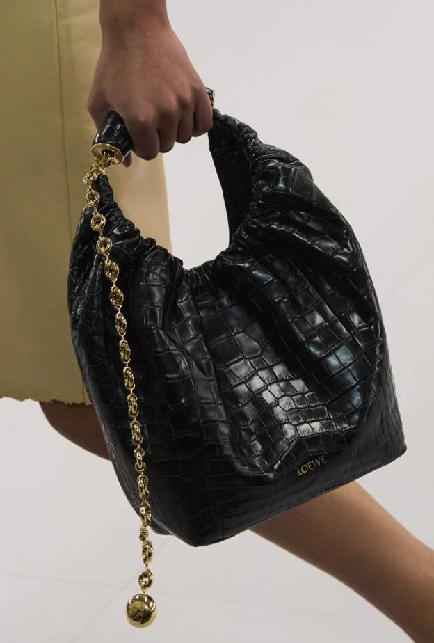 الأقمشة المرقطة تسيطر على موضة الحقائب الصيفية