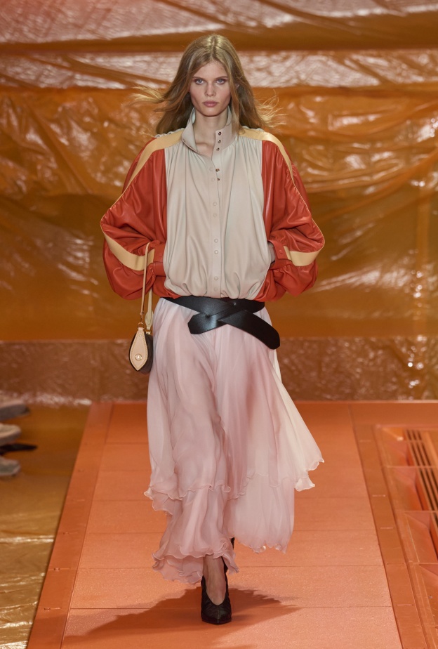 الأناقة اليومية ترتبط بموضة التوبات الرياضية