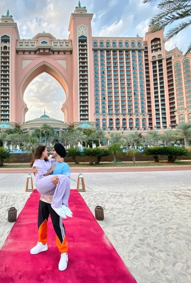 نيها كاكار  وروهانبريت سينغ يقضيان شهر العسل في دبي