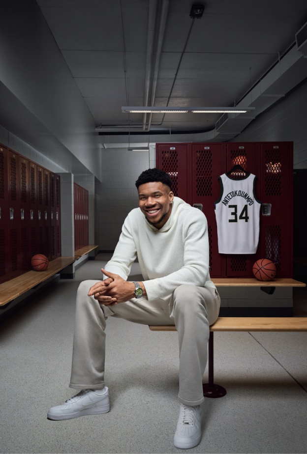 "يانيس أنتيتوكونمبو" نجم كرة السلة العالمي لـ"هي": كنت قبل 12 سنة أبيع الساعات في الشوارع واليوم أصمم ساعتي الخاصة... هذه نعمة