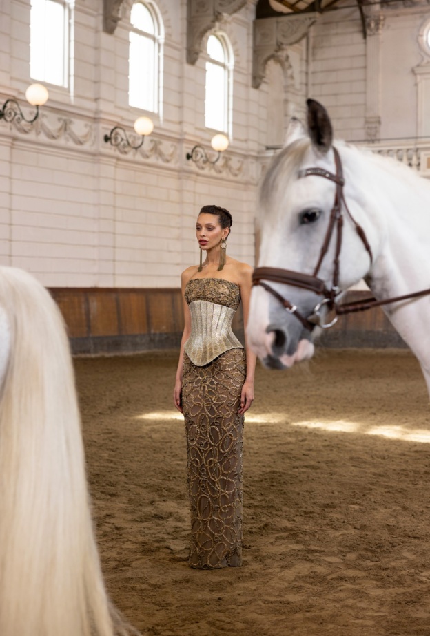المصمم رامي قاضي لـ"هي": الحصان مخلوق جميل يتحلى بالقوة والطاقة ما يتجلى أيضًا في قوة وجمالية مجموعة "Meydan" لخريف وشتاء 2024-2025