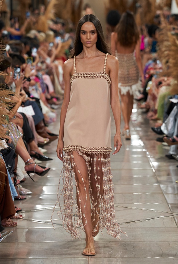 اللؤلؤ على الفساتين صيحة الموضة الجريئة والتي لا تزول