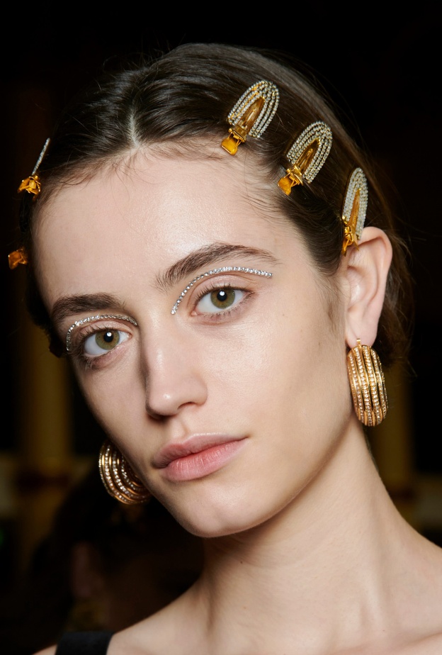 صيحة الستراس النافرة تعود الى عالم المكياج