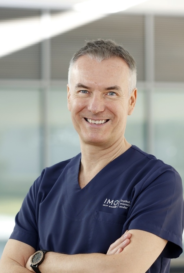 الدكتور ياروسلاف هيرنيتسكي، جرّاح شبكية العين المتمرّس الذي انضم مؤخراً إلى عيادة ’إيمو جروبو ميرانزا‘ (IMO Grupo Miranza) 