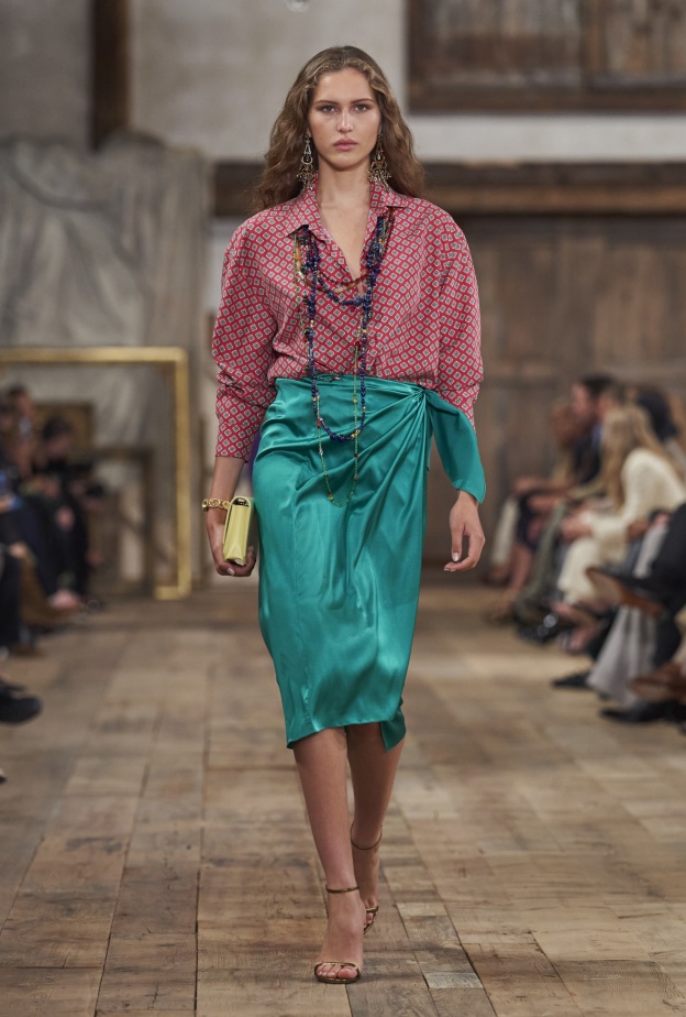 القمصان الملونة نقطة تحوّل في عالم الموضة الكلاسيكية