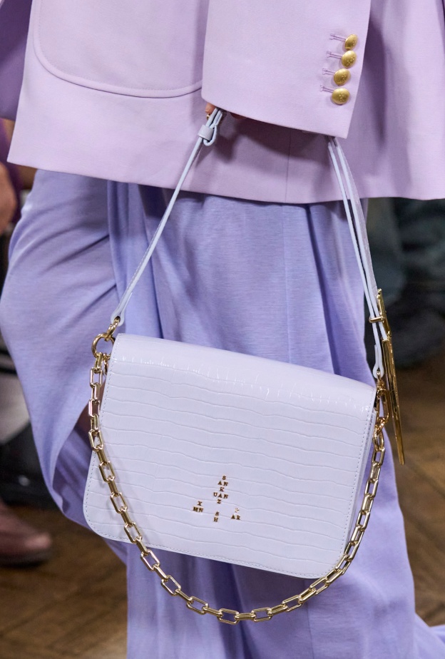 اللون الليلكي على الحقائب يدمج الفخامة مع الرقي بتجدّد ملفت في عالم الموضة