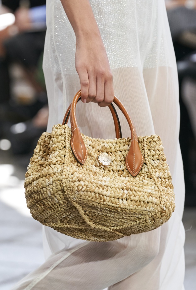 تألقي بأجمل شنط وقبعات القش موضة صيف 2024