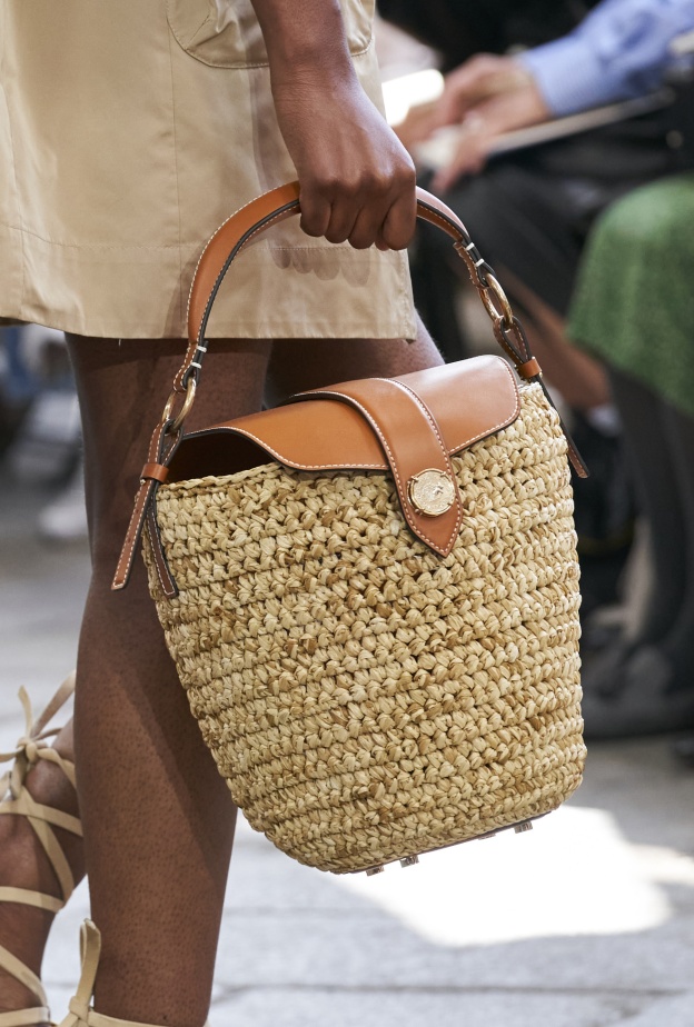 حقائب القش بأشكالها المتعدّدة أكسسوارات أساسية في الصيف