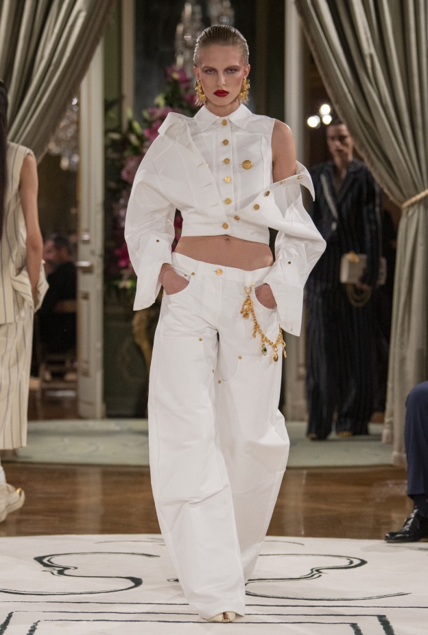 تنسيق عصري للجينز البيض من Schiaparelli 