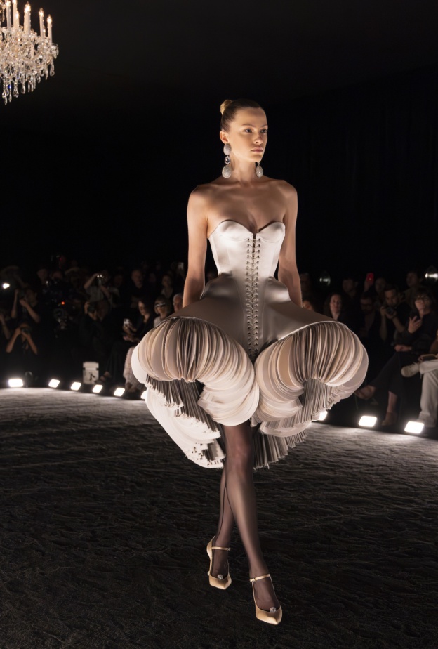 مجموعة "سكياباريلي" خريف و شتاء 2024 للأزياء الراقية