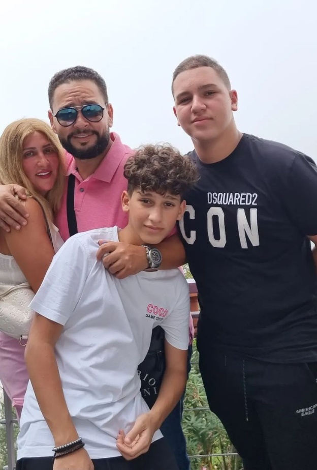 صورة تجمع أحمد رزق واسرته 