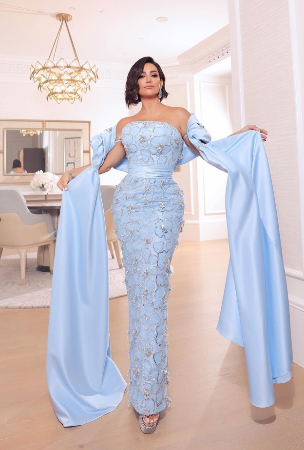 ديانا حداد بفستان لبني مطرز عاري الكتفين 