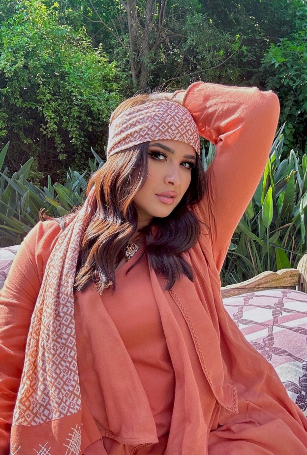 ياسمين عبد العزيز في جلسة تصوير حديثة 