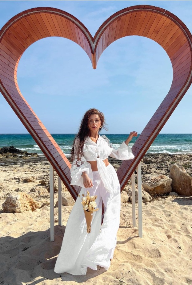 ميريام فارس تتألق بالأبيض على شاطىء البحر 