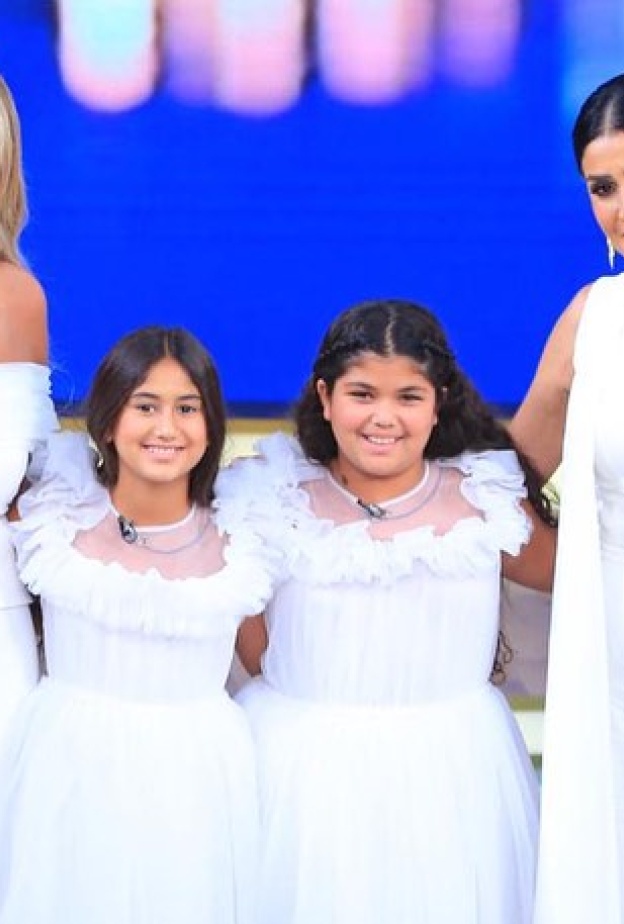 غادة عبد الرازق مع ابنتها واحفادها 