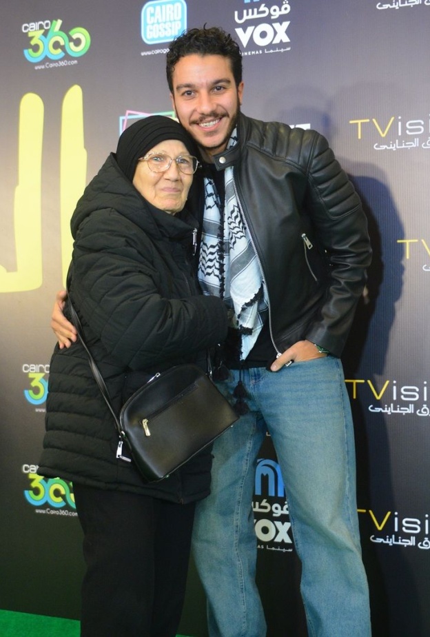 نور النبوي وجدته عواطف حلمي في عرض فيلم الحريفة