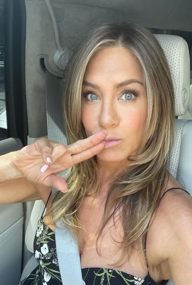 جينيفر أنيستون خلال تواجدها في سيارتها 