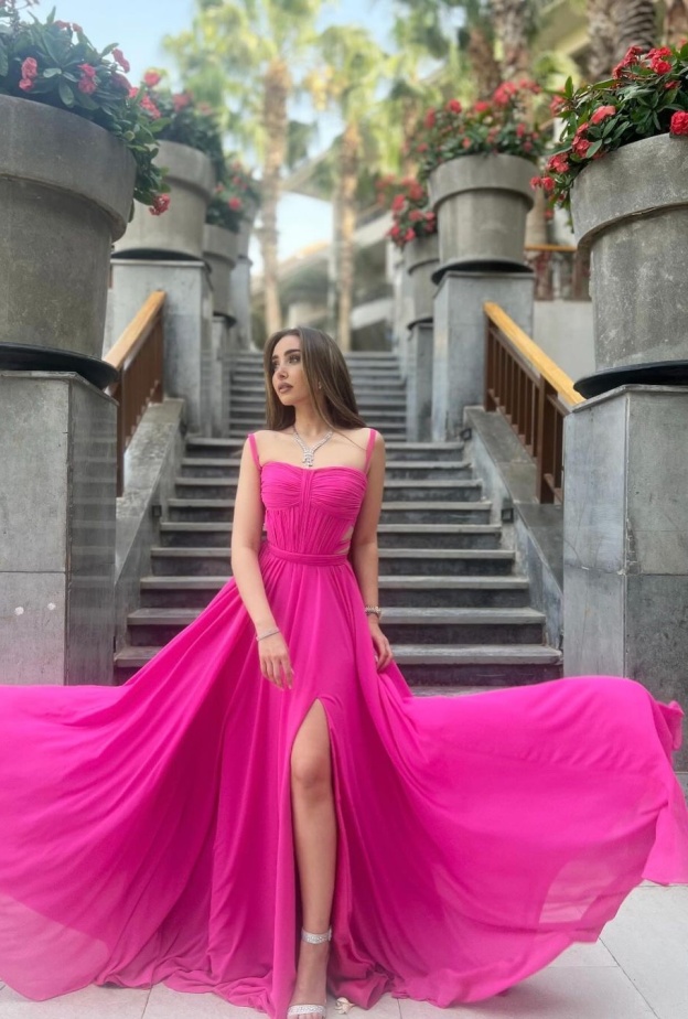 فستان فوشيا من الشيفون الرقيق 