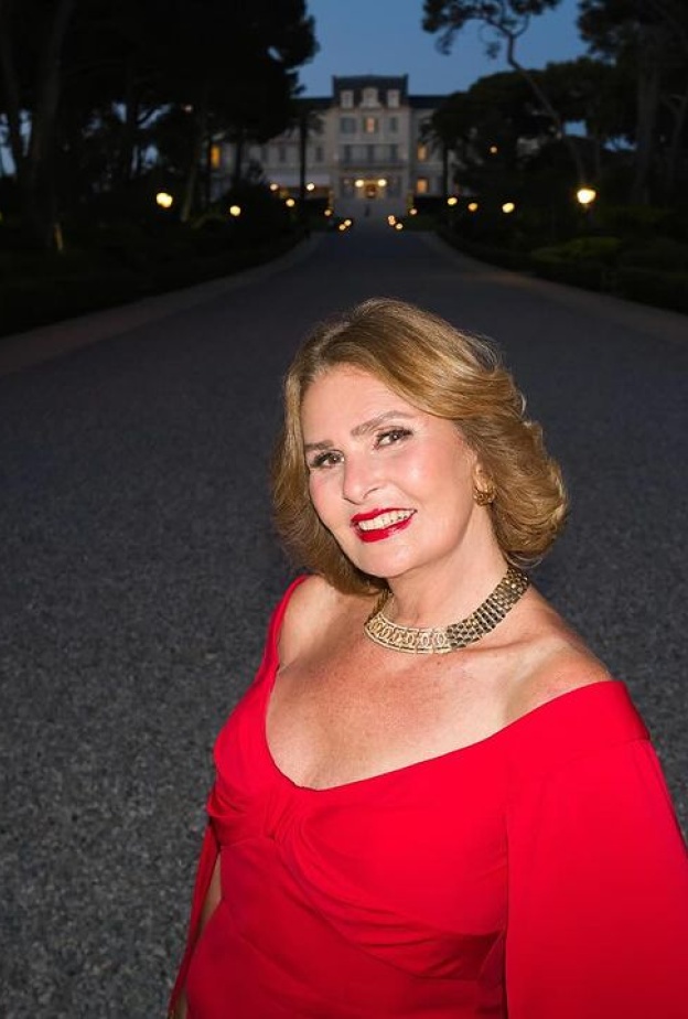 إطلالة يسرا في إحدى فاعليات مهرجان كان السينمائي