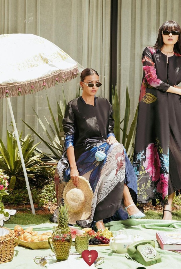 10 عبايات صيفية سوداء لكل سيدة تبحث عن التميز