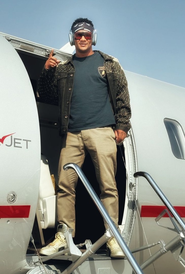 محمد رمضان امام الطائرة استعداد للسفر