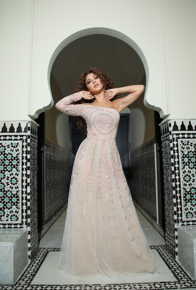 ميريام فارس بفستان عصري في حفل المغرب 