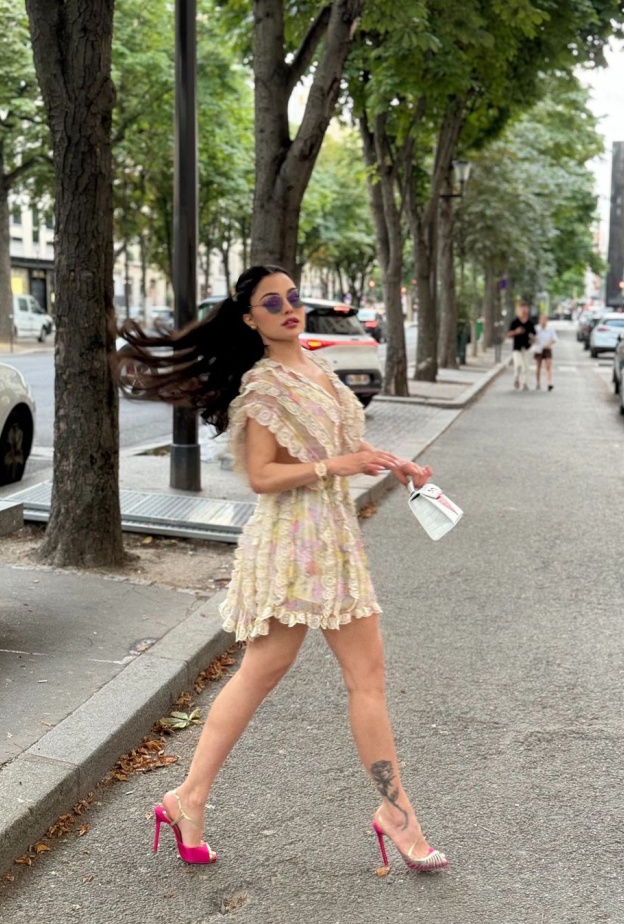 فستان قصير مطبوع بالورود في أحدث ظهور لهيفاء وهبي