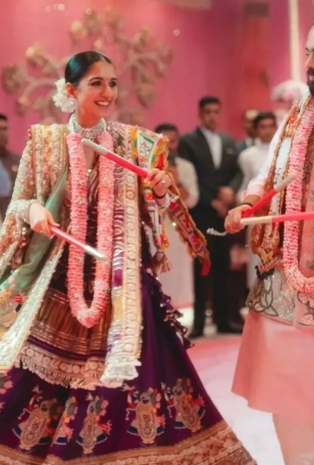 أنانت أمباني وزوجته خلال الاحتفال بزواجهما 