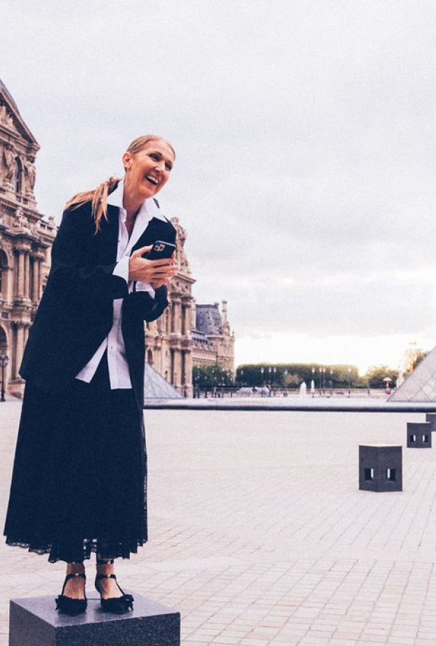 سيلين ديون خلال زيارتها لمتحف اللوفر في باريس