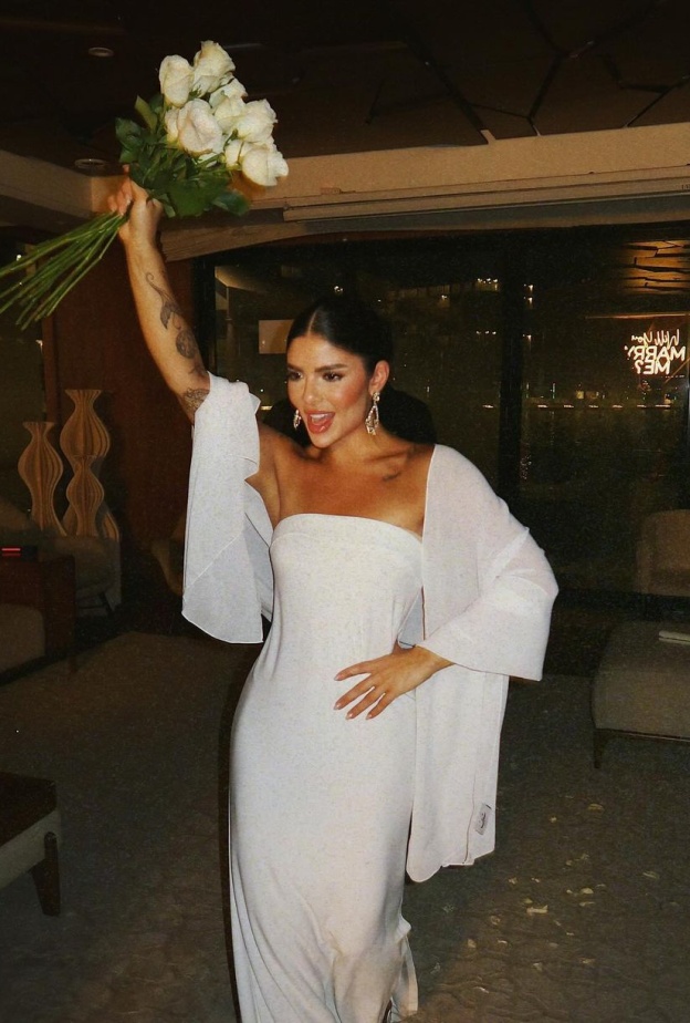 إطلالة أصالة كامل بالأبيض في حفل خطوبتها 