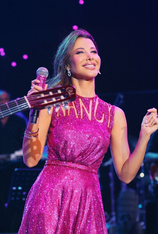 نانسي عجرم تتألق في حفلها الأخير بفستان لامع