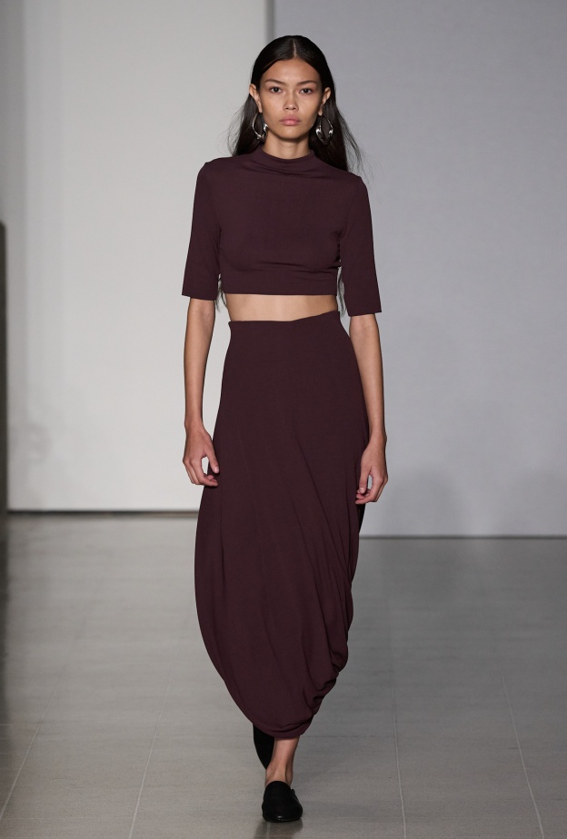 موضة الكروب توب تعود الى واجهة الأناقة الشبابية