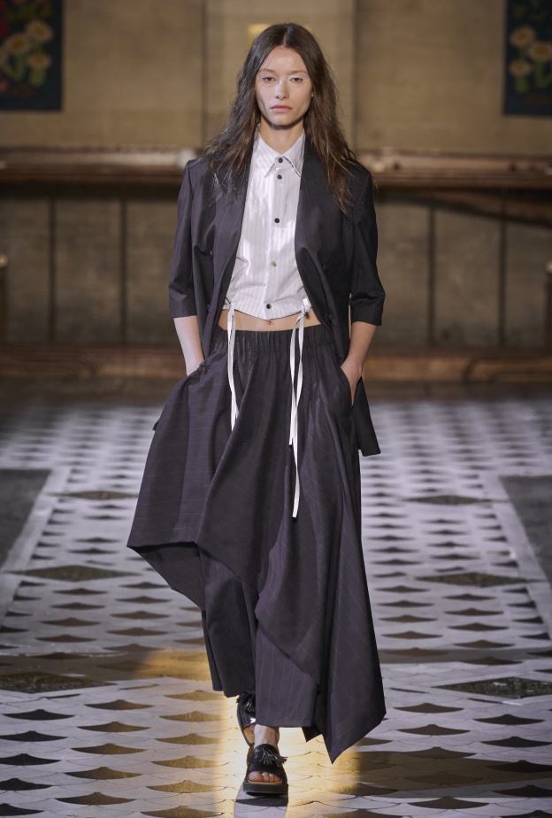 الشياكة تبدأ بأناقة التنانير السوداء