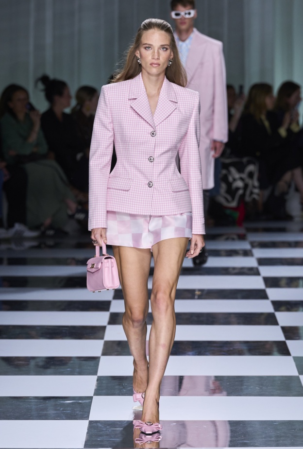 موضة الشورت مع البلايزر إتجاهات جديدة في عالم الصيحات